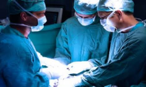 محاكمة تأديبية لـ3 أطباء التقطوا صور “سيلفى” داخل غرفة عمليات الولادة