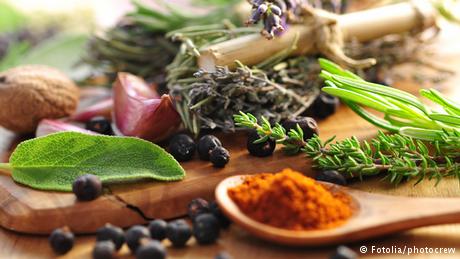 ثلاث توابل طبيعية كفيلة بتخفيف آلام المفاصل.. تعرف عليها