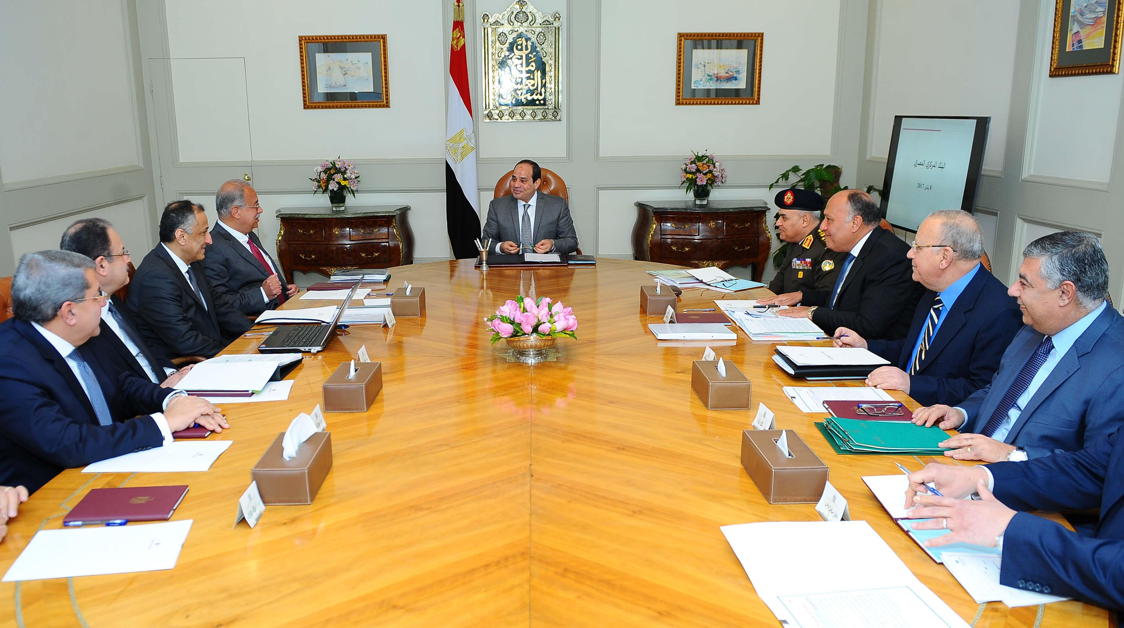 السيسي يطالب بالإسراع في تنفيذ المشروعات القومية وتحسين بيئة الإستثمار