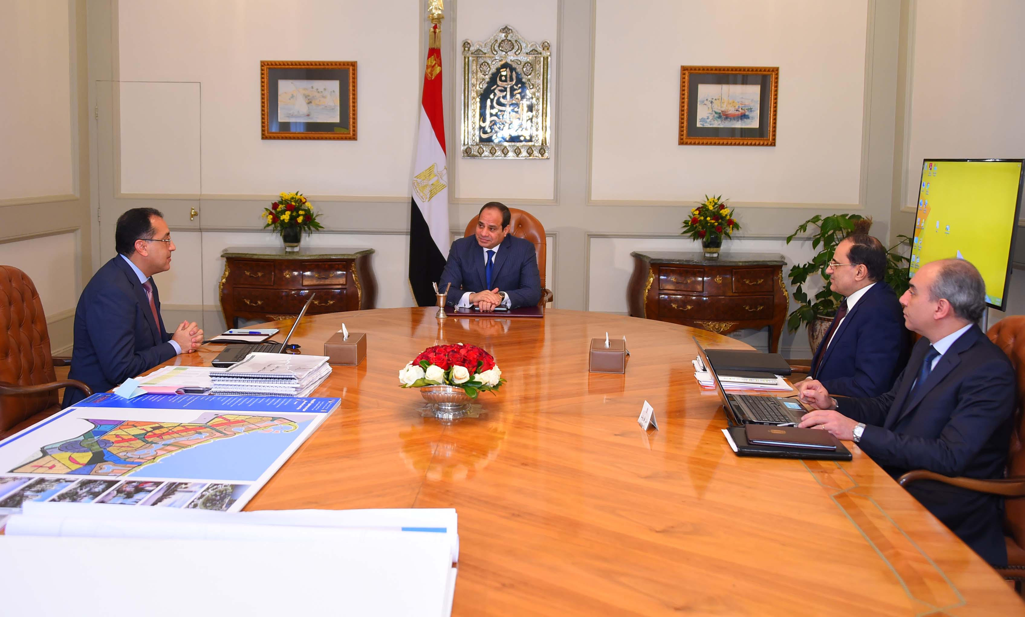 وزير الإسكان يعرض على “السيسي” نموذج إدارة وتشغيل مدارس النيل