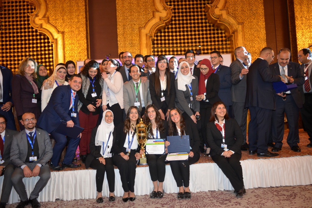 بالصور.. فوز الجامعة الأمريكية بمسابقة “تحدى البحوث” لعام 2017