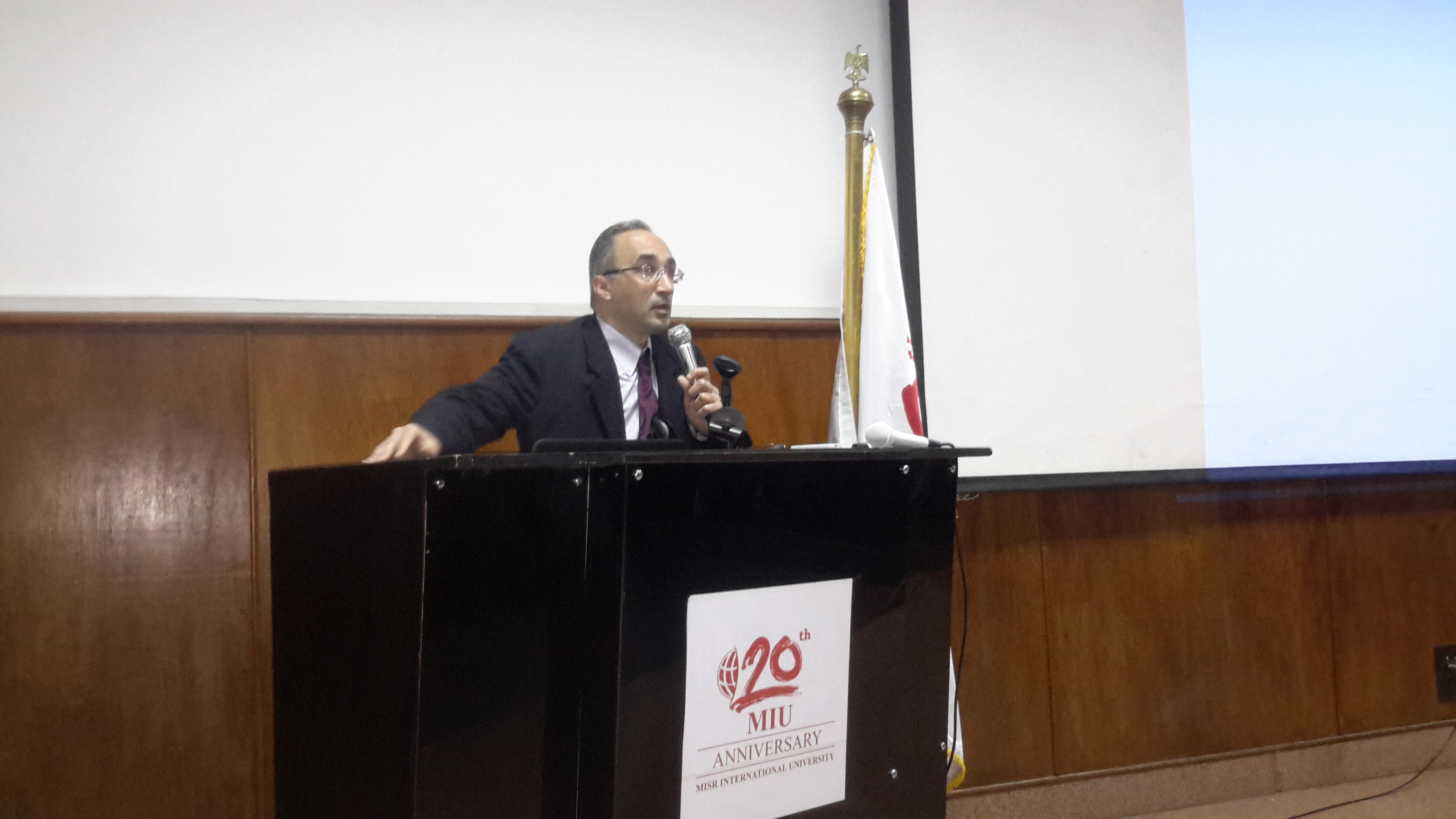 عميد كلية التجارة بجامعة مصر الدولية يدشن أول مسابقة لتقييم الأسهم