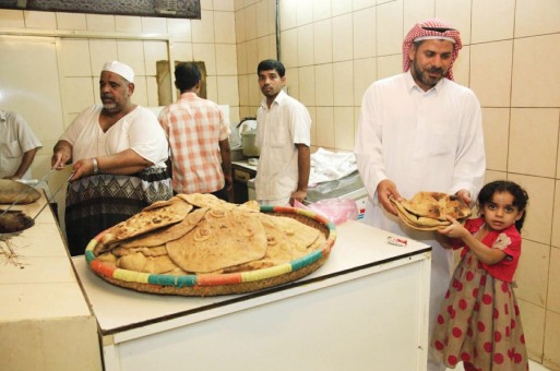 السعودية تتجه لإلغاء دعم الدقيق.. والمخابز تخفض وزن الرغيف 50%