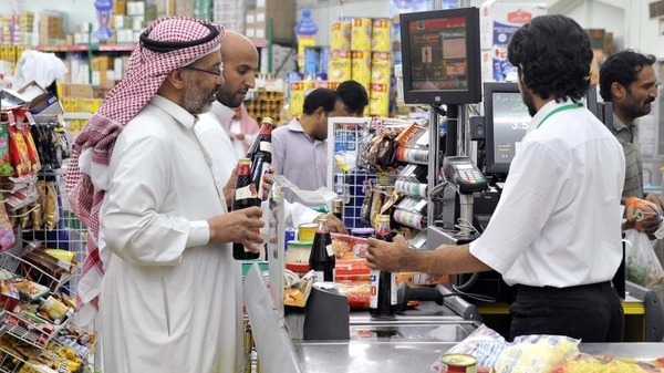 السعوديون يتخلون عن عاداتهم في شراء الطعام والشراب فبراير الماضي