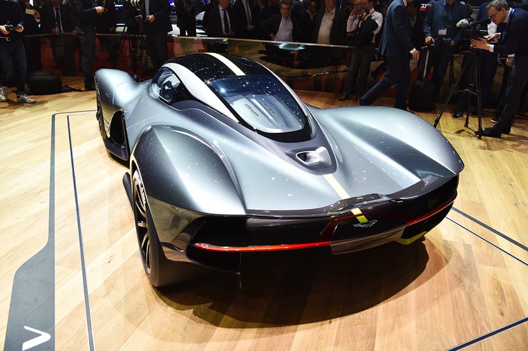 سيارات معرض جنيف الدولي تداعب 41% من العاملين بالخليج