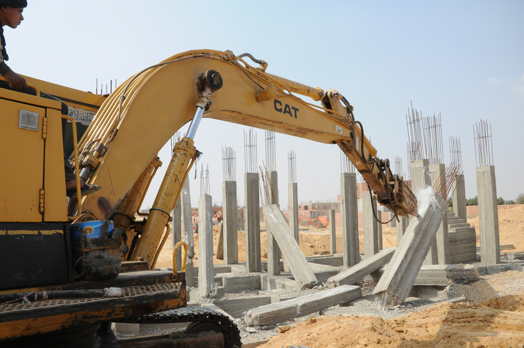 بالصور.. حملة لإزالة المبانى المخالفة فى “العبور الجديدة”