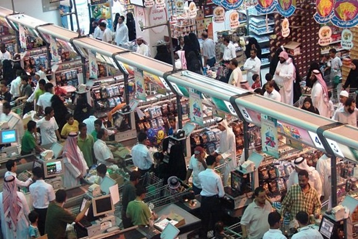 السعودية تغلق باب العمل في المولات التجارية أمام الوافدين