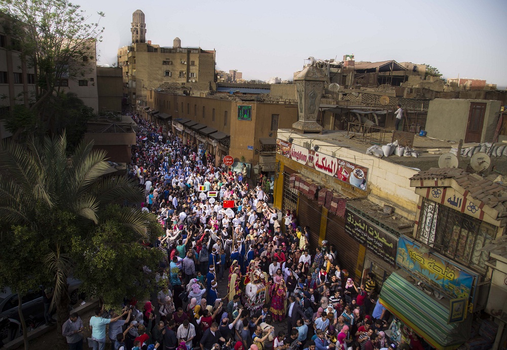 مسيرة مهرجان الطبول في شارع المعز