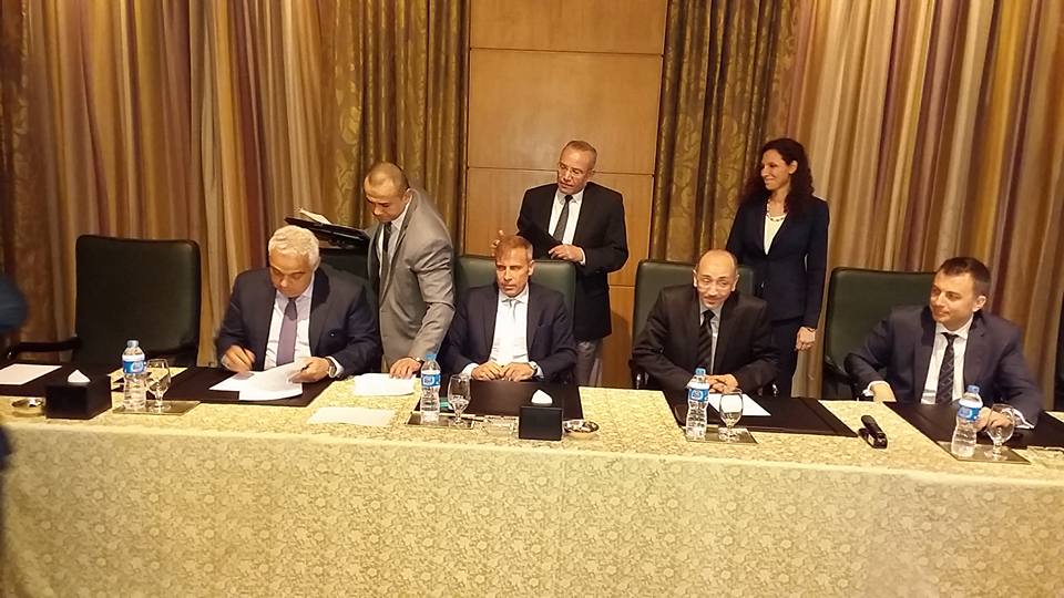 رئيس الشركة الشرقية أثناء توقيع العقد