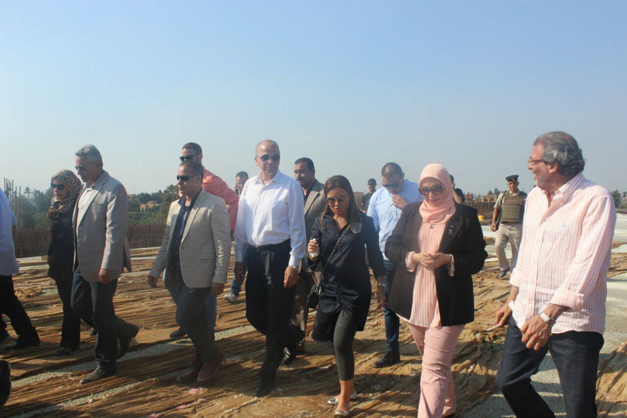 محافظ القليوبية يعرض 4 مشروعات كبرى على سحر نصر