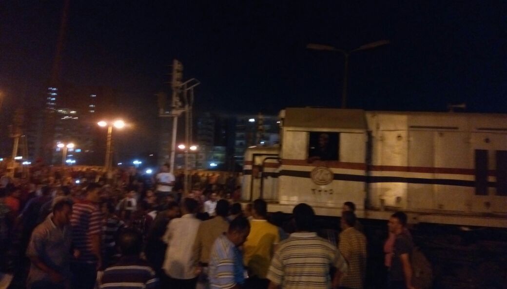 بالصور – تعطل قطارات السكة الحديد في رمسيس واعتراضات من الاهالي