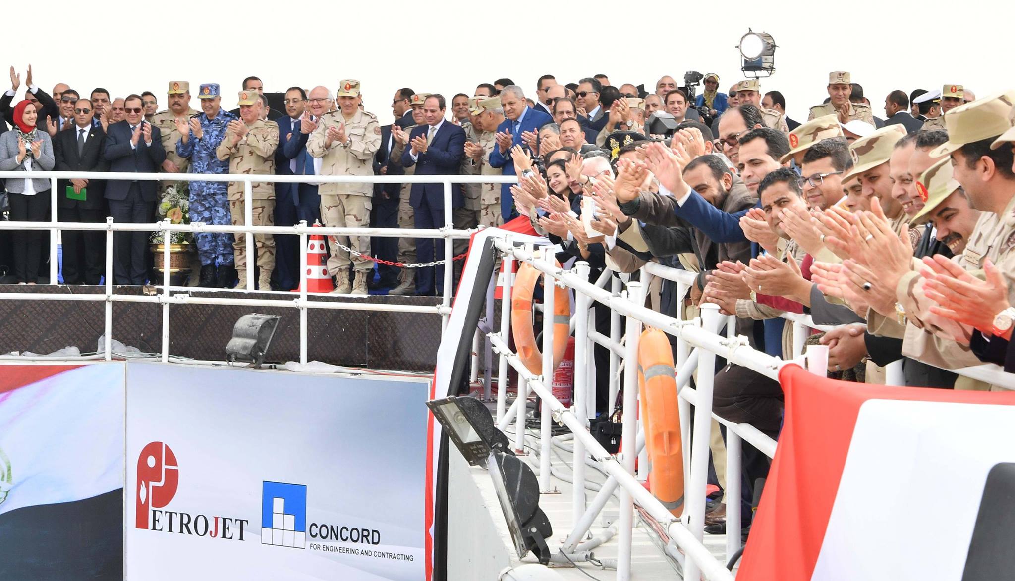 السيسي يوجه الشكر لكل من أسهم في تنفيذ المشروعات والانتهاء منها فى الوقت المحدد