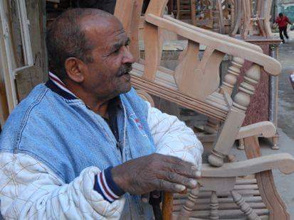 الخشب الصيني ينافس الدمياطي بسوق الترك بالإسكندرية