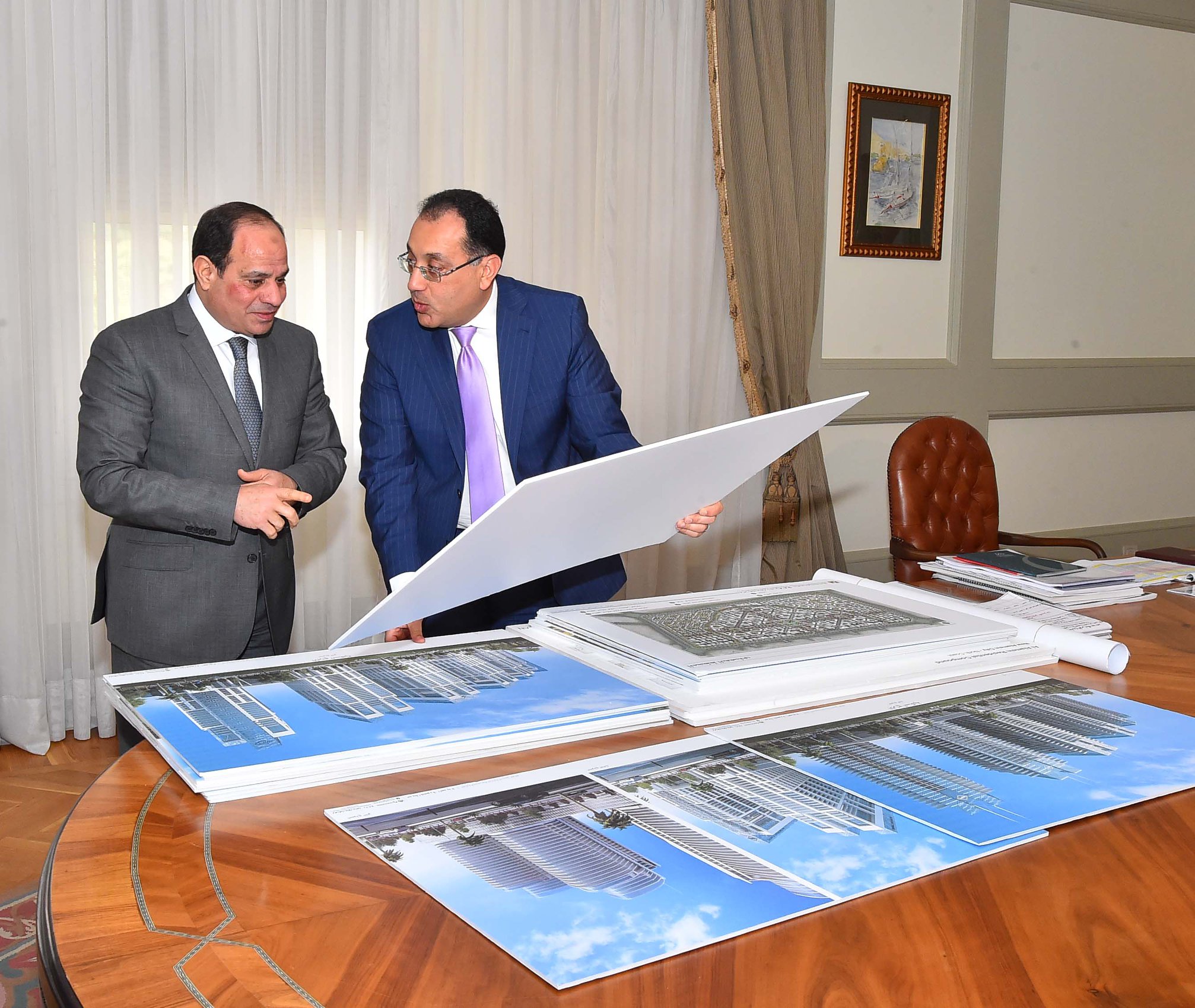 «السيسي» يستعرض مع «مدبولي» الموقف التنفيذى لمشروعات المدن الجديدة