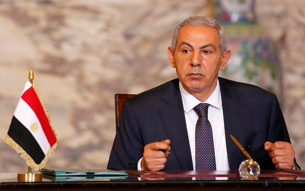 Egypt's Minister of Trade and Industry Tarek Kabil attends an agreements signing ceremony with between Egypt's President Abdel Fattah al-Sisi and Sudanese President Omar Hassan al-Bashir (unseen) at the El-Thadiya presidential palace in Cairo, Egypt October 5, 2016. REUTERS/Amr Abdallah Dalsh - RTSQVVN