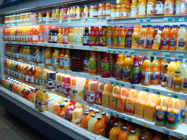 «المواد الغذائية» تتفاوض مع شركات العصائر والألبان على تخفيضات معرض «رمضان كريم»