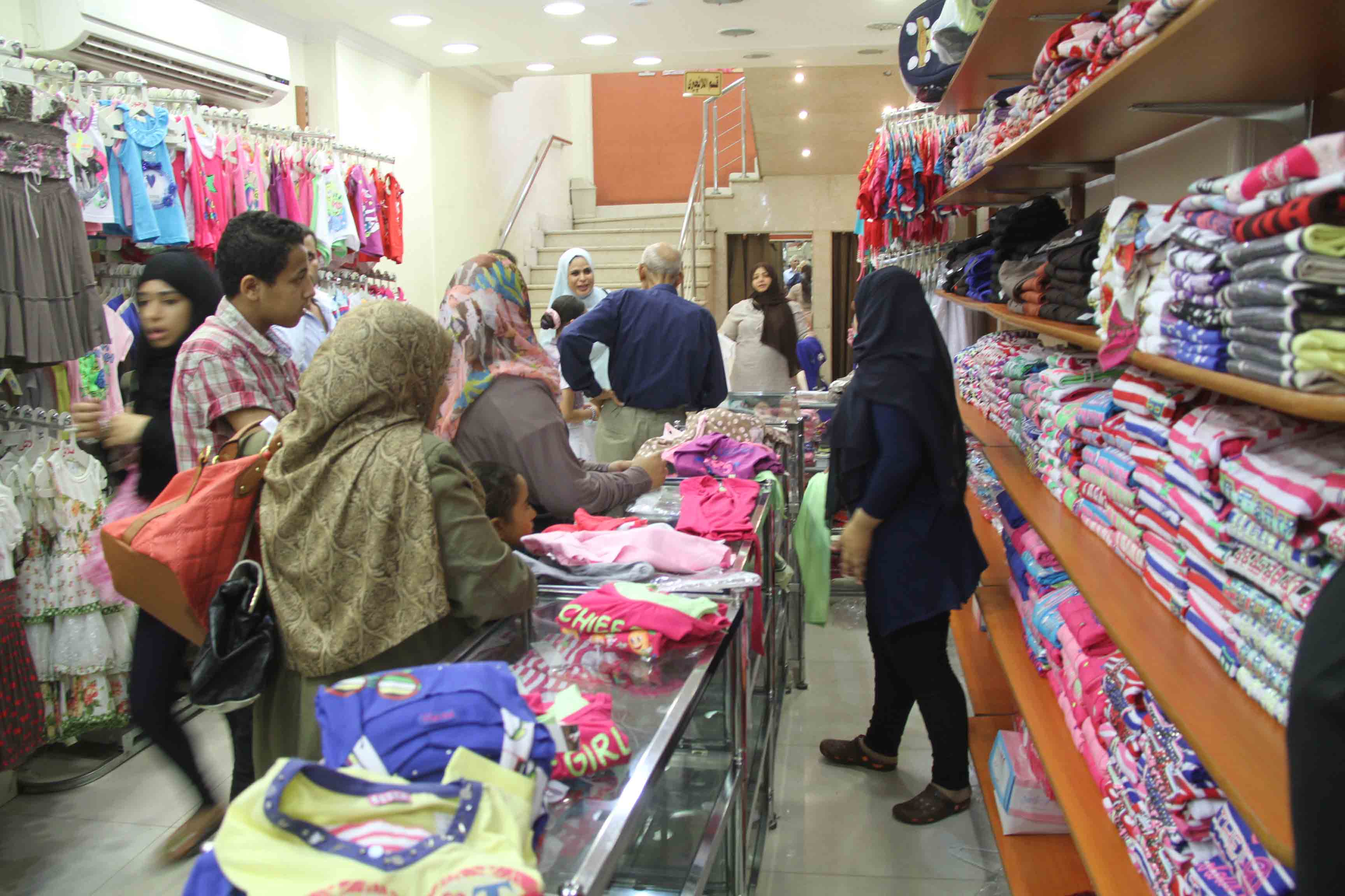 إقبال محدود على الملابس ومبادرة للبيع بالتقسيط