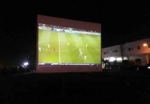 الأندية تستقبل أعضاءها بشاشات عرض