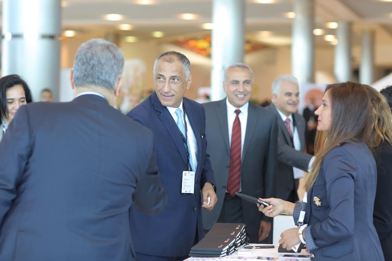 طارق عامر يتفقد جناح التجاري وفا بنك في إجتماع محافظي جمعية البنوك المركزية الإفريقية