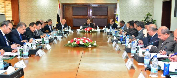 وزير التنمية المحلية يطلب سرعة حصر المشروعات المتعثرة لحل مشكلاتها