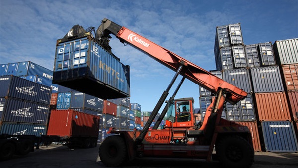 “الواردات” تكسب سباق 8 أشهر مع “الصادرات”