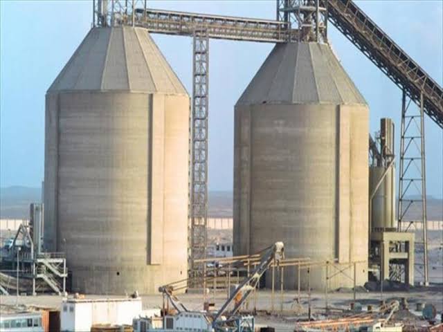 رئيس “القابضة الكيماوية” لعمال “القومية”: “العاشر” بها 120 ألف وظيفة وتستورد “آسيويين”