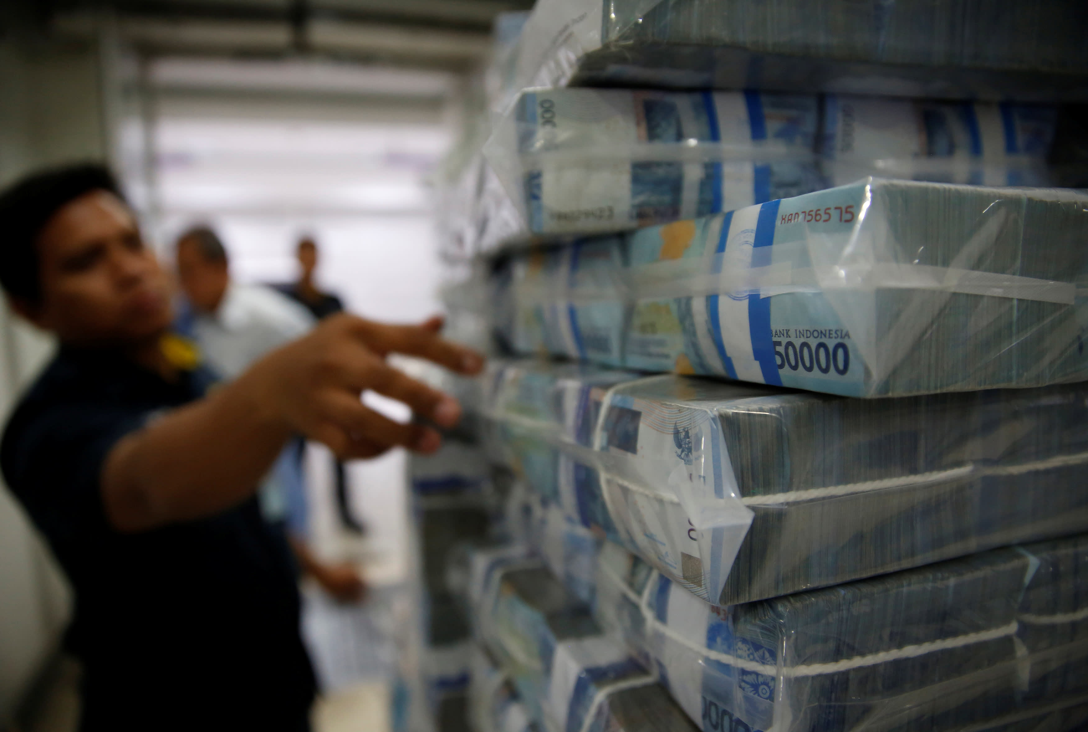 “البنك الدولي” يحذر من مخاطر إعادة تمويل الديون في “إندونيسيا وتايلاند”