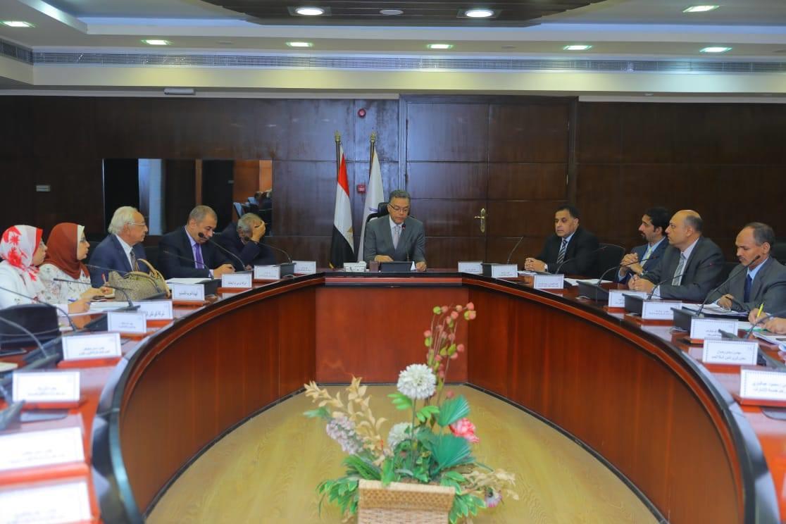 وزير النقل يهدد بسحب الأعمال من الشركات المتأخرة فى تنفيذ مشروع تطوير المزلقانات
