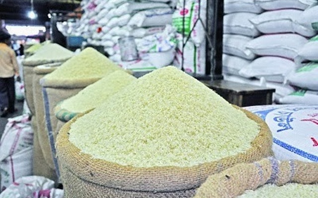 “التموين” تواجه ضعف توريد الأرز بـ”حظر التخزين”