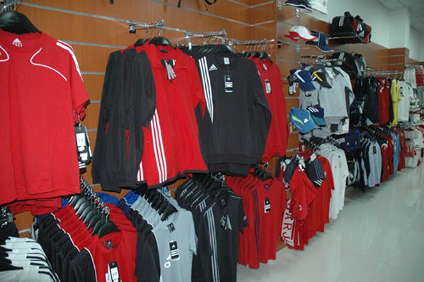 «أديداس» تتهم أندية مصرية بارتداء ملابس مقلدة تحمل شعارها