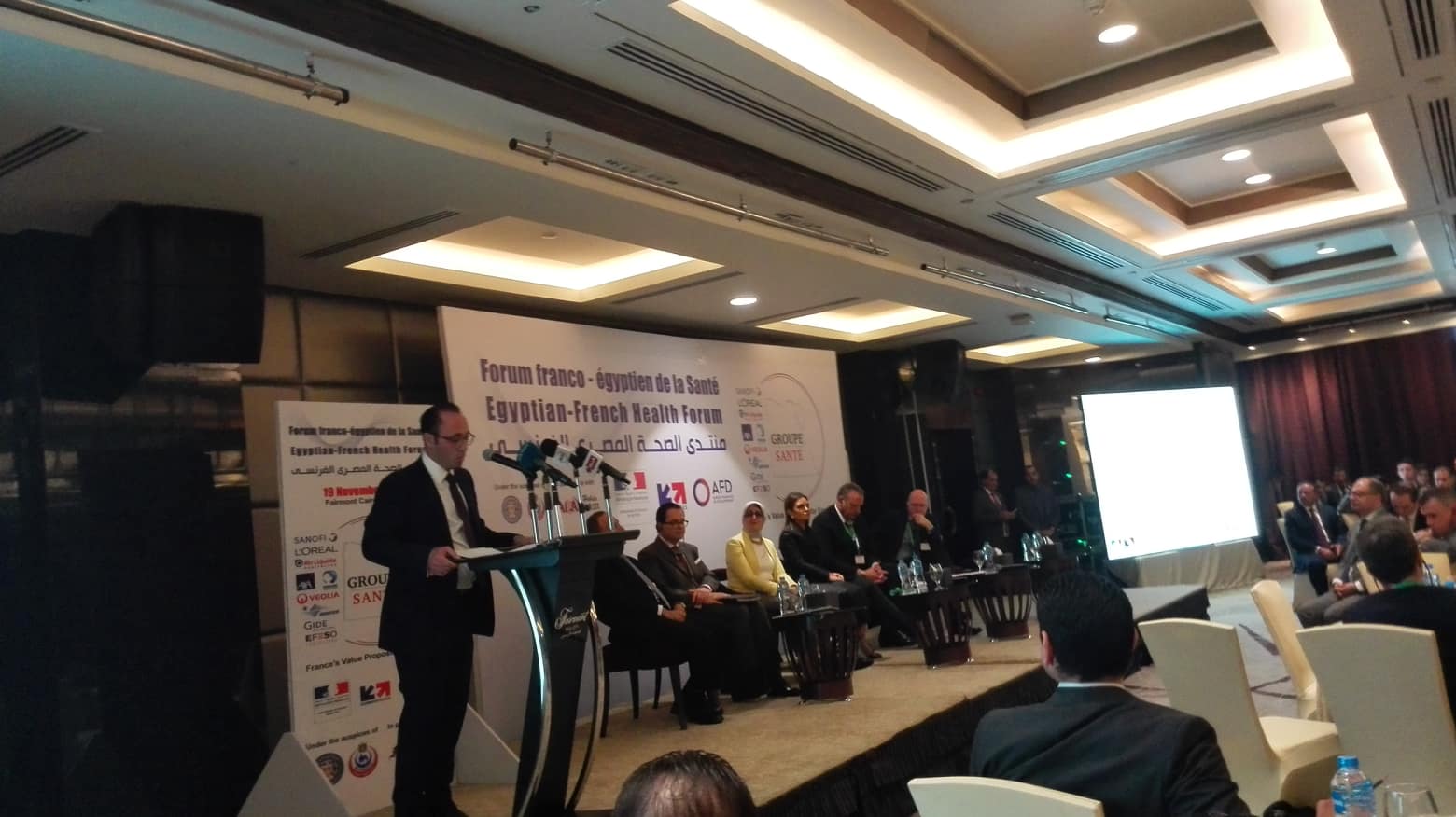 “سحر نصر” تعقد لقاء مع المستثمرين الفرنسيين المشاركين بمنتدى الصحة المشترك