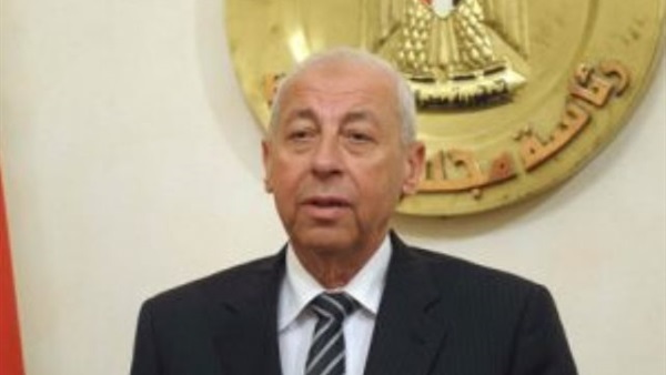 محافظ أسوان : دراسة ترخيص مركبات “التوك توك” وتقنين أوضاعها في خطوط سير محددة