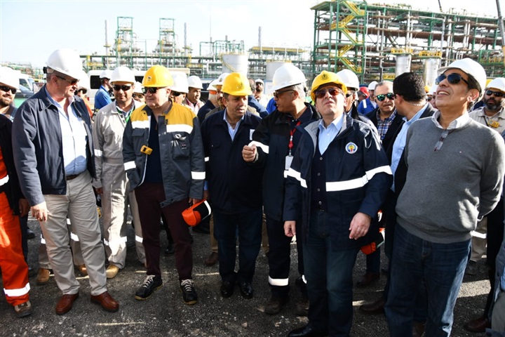 بـ”الصور” … “وزير البترول” يتفقد المحطة البرية لـ”حقل ظهر”