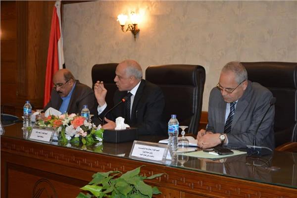 “الجيزة” : مهلة حتى نهاية الشهر الجاري لإنهاء أعمال الكهرباء بالطرق والمحاور المرورية