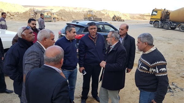 نائب وزير الإسكان يتفقد مراحل تنفيذ مشروعات “القاهرة الجديدة”