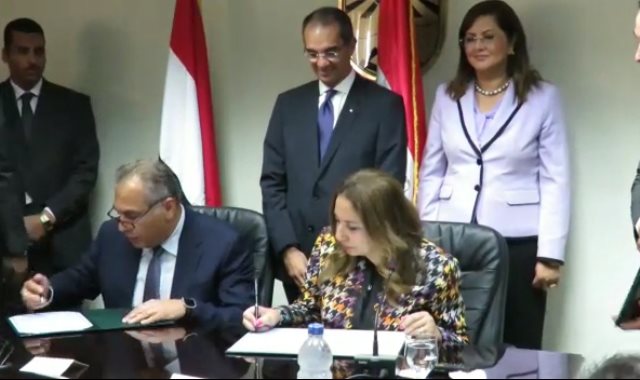 وزيرا التخطيط والاتصالات يبحثان سبل التعاون في مجال التمويل متناهي الصغر
