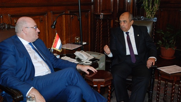 مفوض الاتحاد الأوروبي يتعهد بتقديم الدعم اللازم للموافقة على صادرات المحاريات المصرية