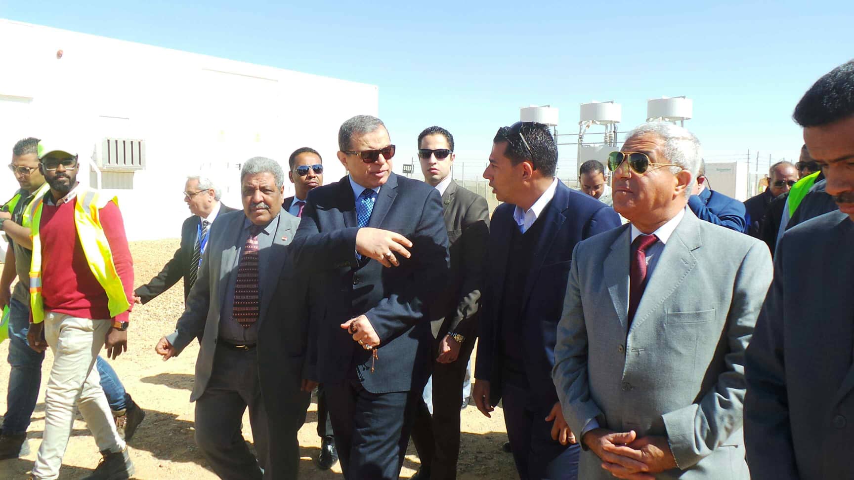 توزيع شهادات أمان على العمالة غير المنتظمة بالمشروعات الشمسية فى بنبان