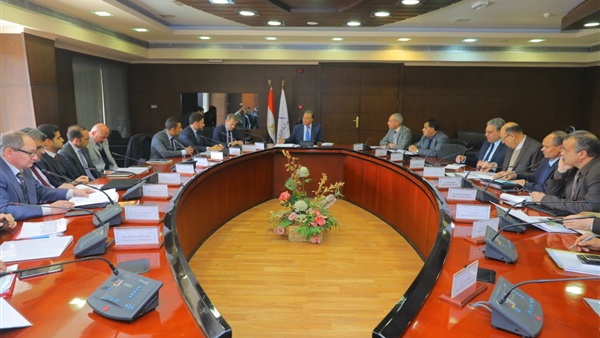 وزير النقل يتابع مع شركة “تاليس” معدلات تطوير نظم إشارات خطي سكة حديد