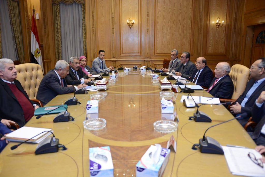 العصار ومحافظ أسوان يبحثان آخر مستجدات مشروعات التعاون المشترك