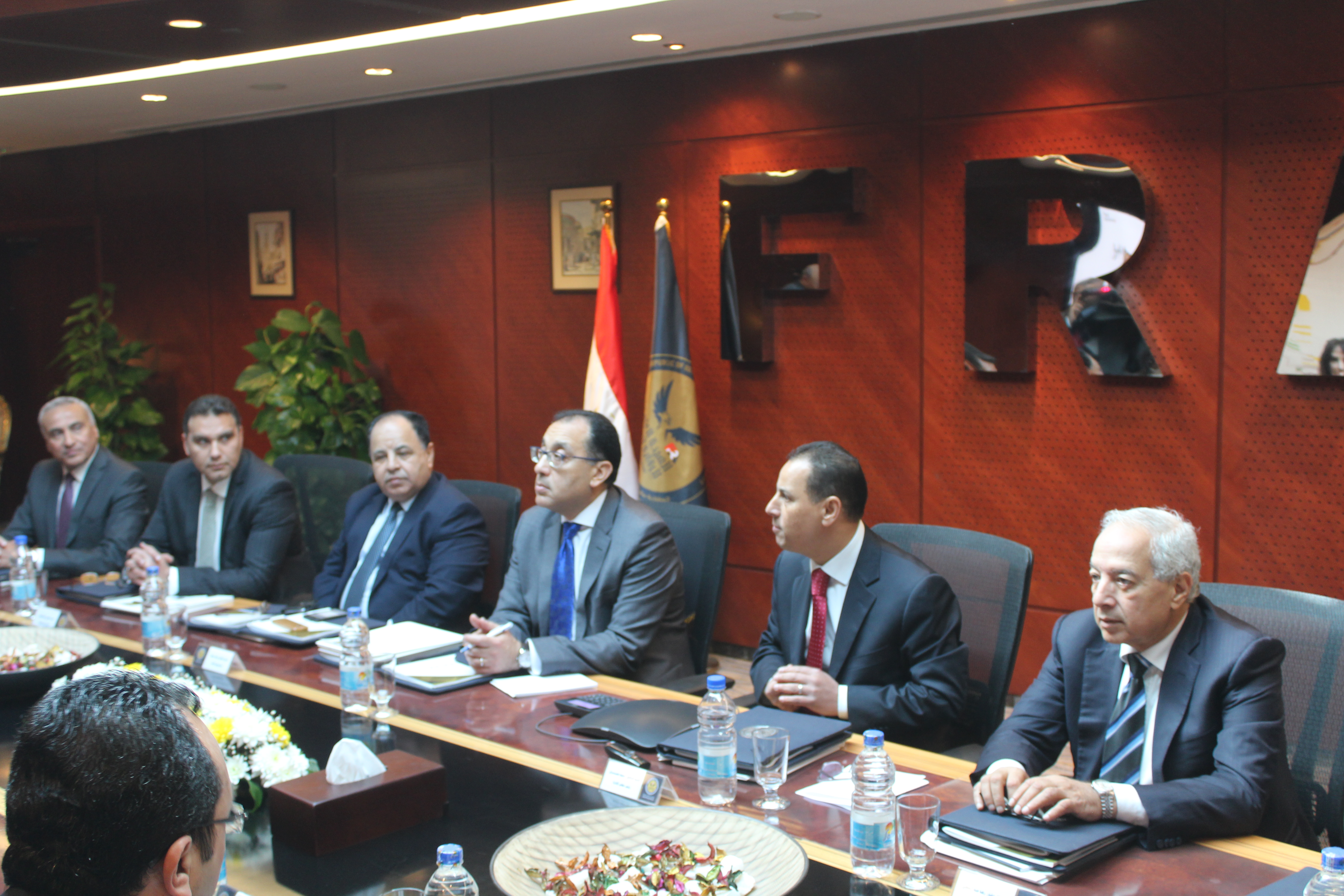 رئيس الوزراء يستعرض الاستراتيجية الشاملة للخدمات المالية غير المصرفية 2022