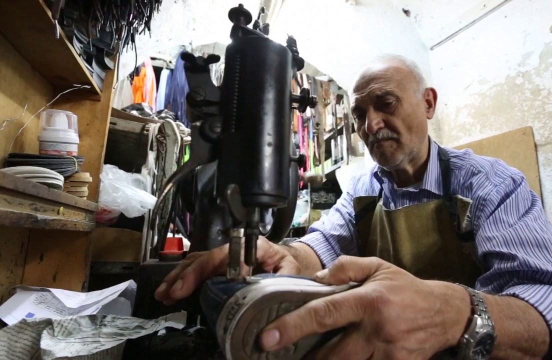 استئناف الدراسة يضاعف الإقبال على ورش تصليح الأحذية 