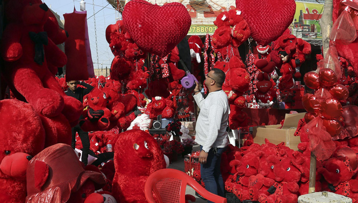 “الفلانتين” ينعش مبيعات الهدايا