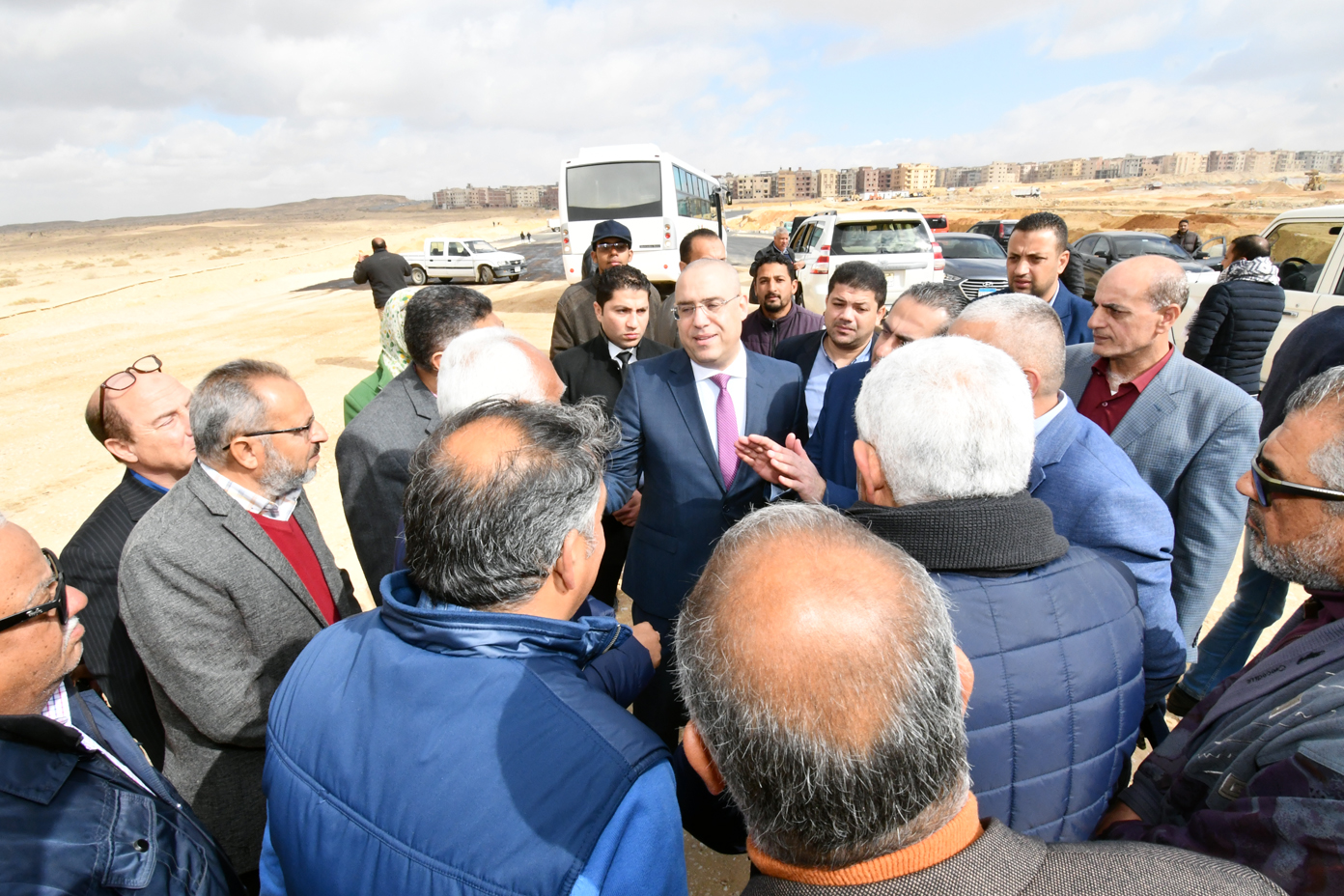 “وزير الإسكان” يبدأ أولى جولاته بتفقد المشروعات بـ”القاهرة الجديدة”