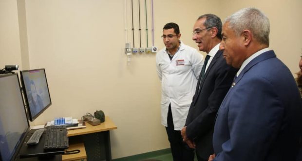 وزير الإتصالات ومحافظ أسوان يفتتحان معامل متخصصة لدعم صناعة الإلكترونيات