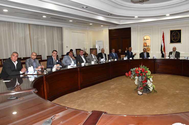 “الإسكان” تلجأ للرصف الخرسانى بعد ارتفاع سعر “البيتومين”