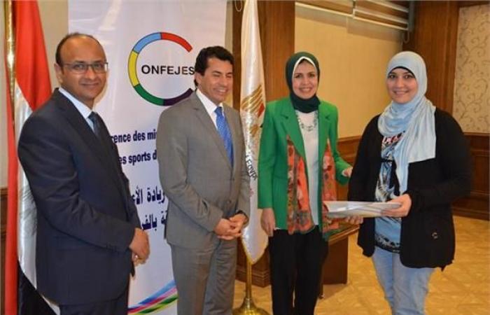 “صبحي” يسلم الدفعة الأولى من تمويل المشروعات الصغيرة للشباب