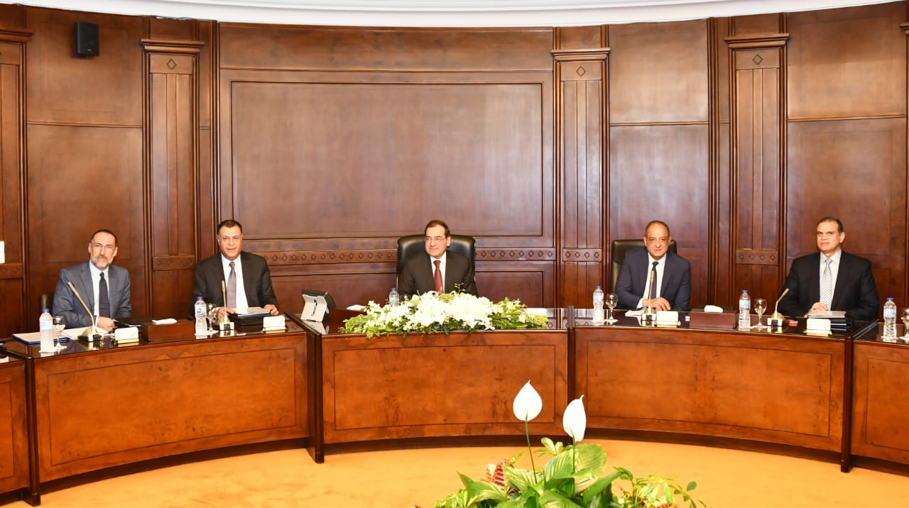 “الملا” يؤكد على أهمية تنفيذ الخطط التوسعية لخدمات البترول الجوية