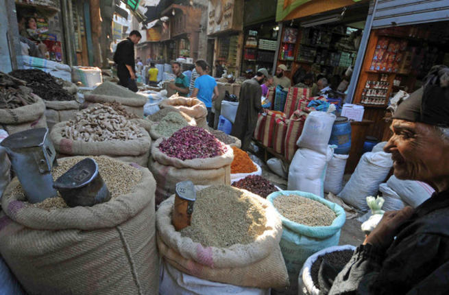 الركود والمنافسة يمنعان التجار من اقتناص زيادة الأجور ورفع الأسعار