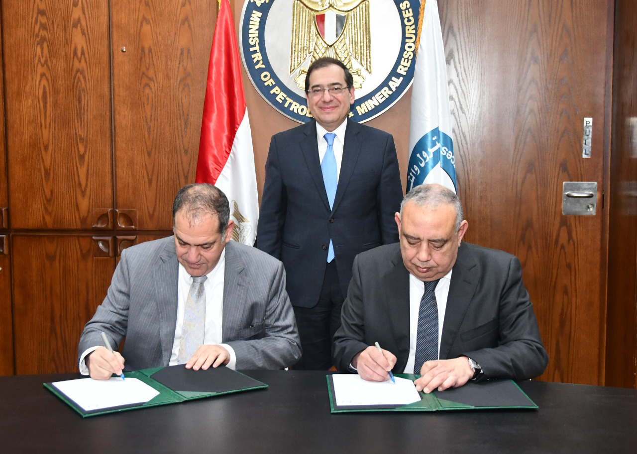 مذكرة تفاهم بين “البترول” و”التمويل الدولية” لدعم مشروعات البنية التحتية للقطاع